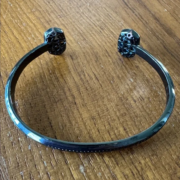 Kendra Scott Elton pinch cuff bracelet in gunmetal-tone w/ abalone shell stones - Picture 9 of 10